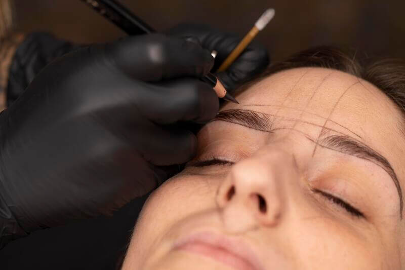 mulher-passando-por-um-tratamento-de-microblading (1)